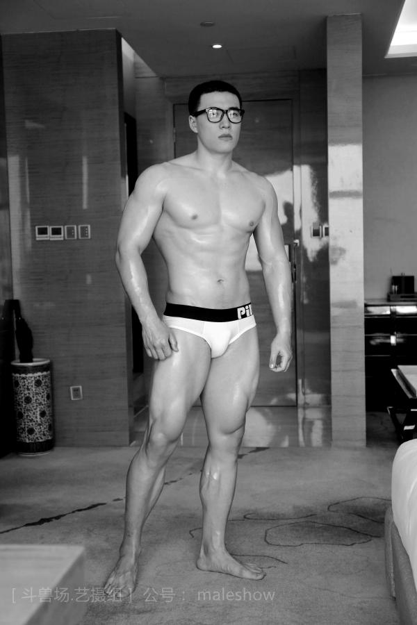 Chinese-maleshow-–--Swimmer-Yong-斗兽场---泳队选手-Yong